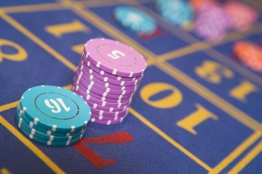 2xko roulette table with live dealer spinning wheel and players chatting in real time